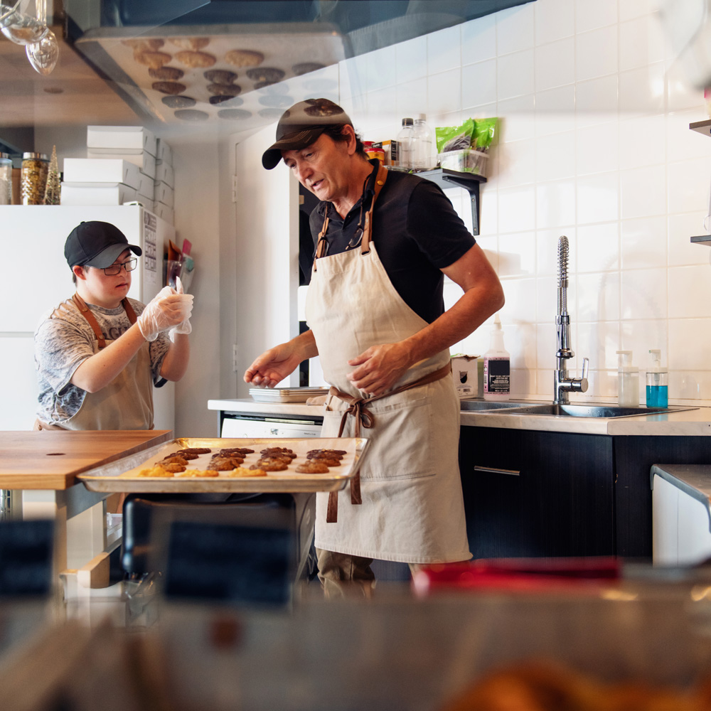 Een bakker op een sociaal maatschappelijke werkplaats