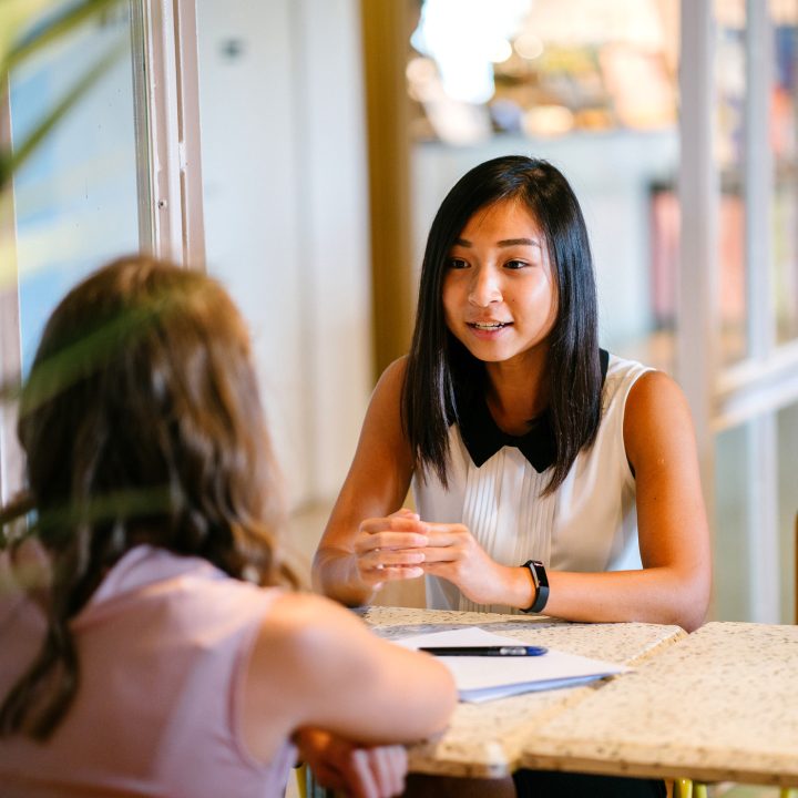 Vakgebied header Pedagogische medewerker in gesprek met een kind